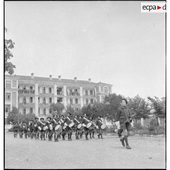 Défilé de la fanfare de l'école militaire enfantine Hériot.