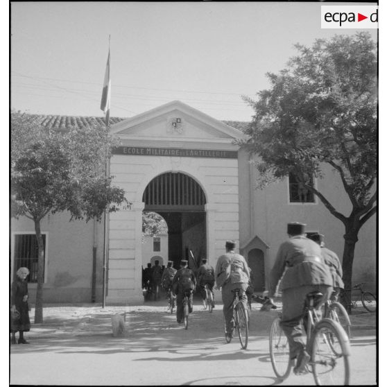 Retour des élèves officiers à l'école d'artillerie.