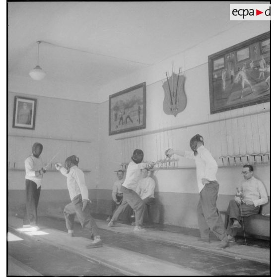 Séance d'escrime à l'école d'artillerie.