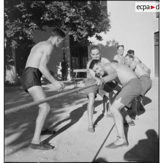 Séance d'éducation physique à l'école d'artillerie de Nîmes.