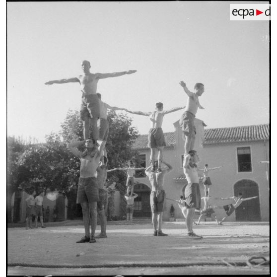 Séance d'éducation physique à l'école d'artillerie de Nîmes.