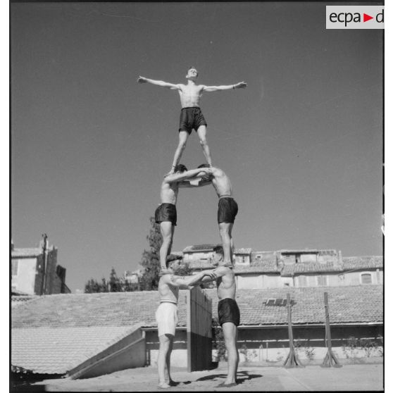 Séance d'éducation physique à l'école d'artillerie de Nîmes.