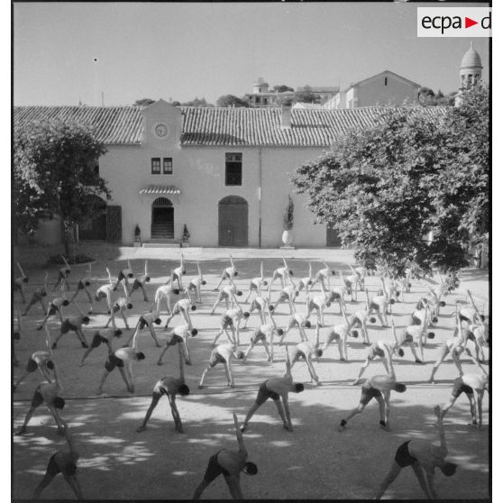 Séance d'éducation physique à l'école d'artillerie de Nîmes.