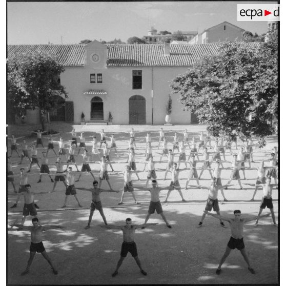 Séance d'éducation physique à l'école d'artillerie de Nîmes.