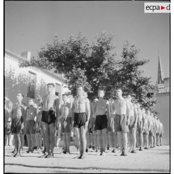 Séance d'éducation physique à l'école d'artillerie de Nîmes.