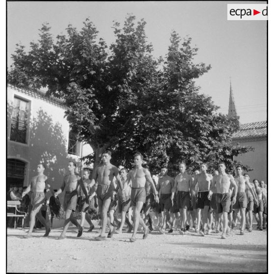 Séance d'éducation physique à l'école d'artillerie de Nîmes.