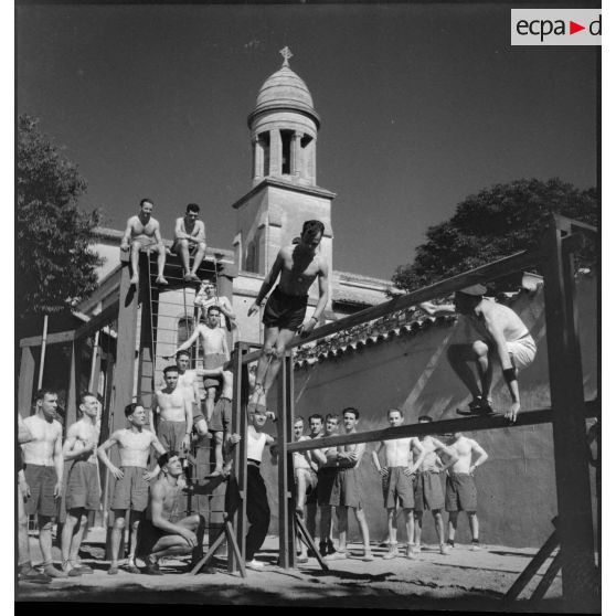 Séance d'éducation physique à l'école d'artillerie de Nîmes.