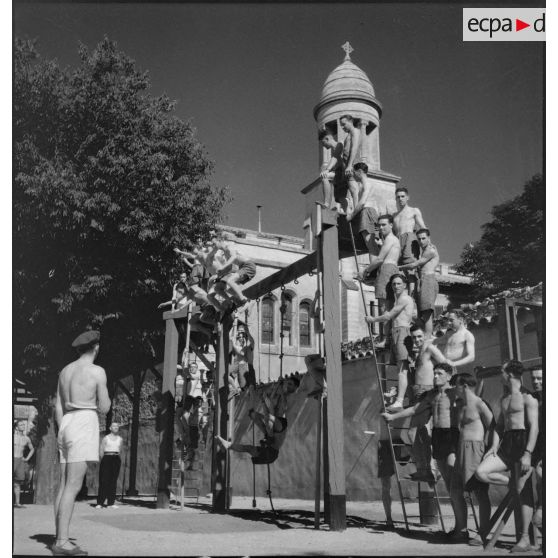 Séance d'éducation physique à l'école d'artillerie de Nîmes.