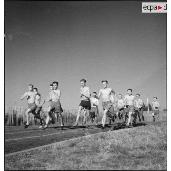 Séance d'éducation physique à l'école d'artillerie de Nîmes.