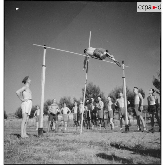 Séance d'éducation physique à l'école d'artillerie de Nîmes.