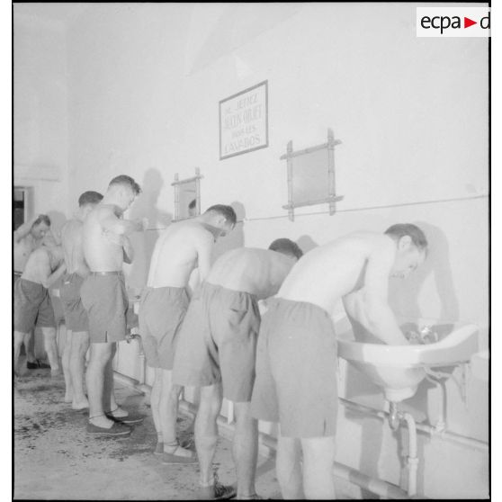 Toilette à l'issue d'une séance d'éducation physique à l'école d'artillerie de Nîmes.