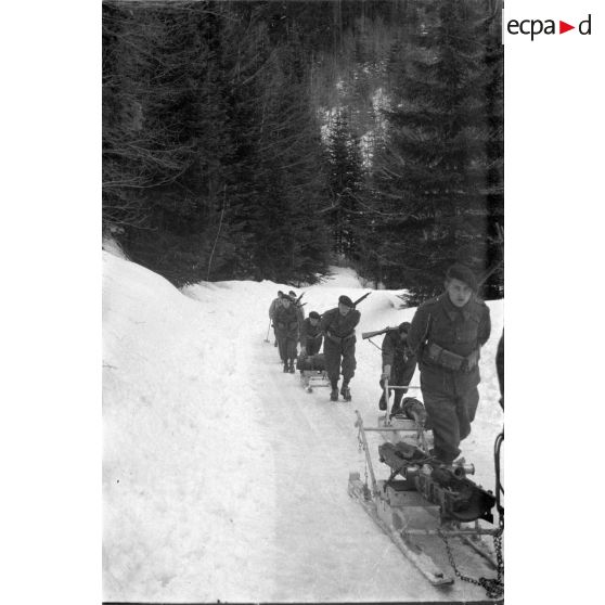 Départ en exercice d'artilleurs du 2e RAM de Grenoble.