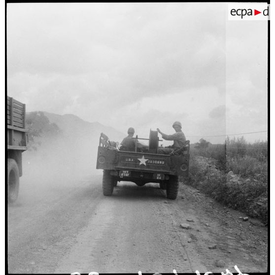 Véhicule équipé d'un treuil au sein d'un convoi en Corée.