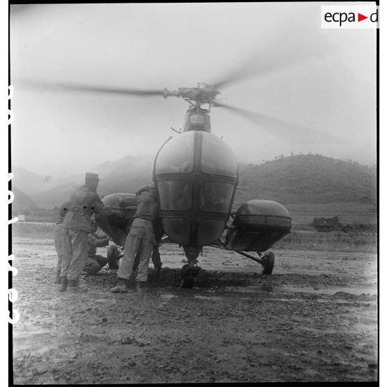 Une évacuation sanitaire par Sikorsky R-5 en Corée.