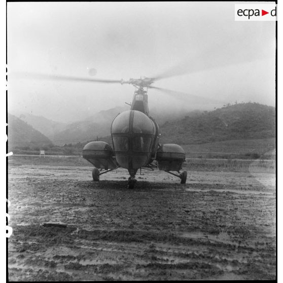 Une évacuation sanitaire par Sikorsky R-5 en Corée.