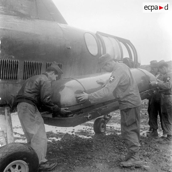 Une évacuation sanitaire par Sikorsky R-5 en Corée.