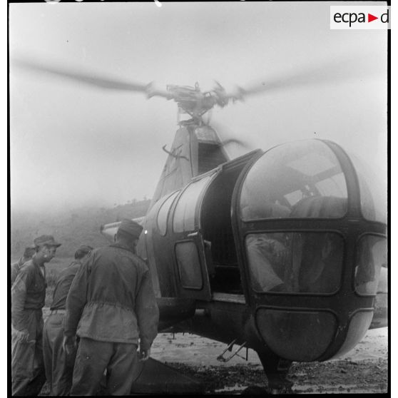 Une évacuation sanitaire par Sikorsky R-5 en Corée.