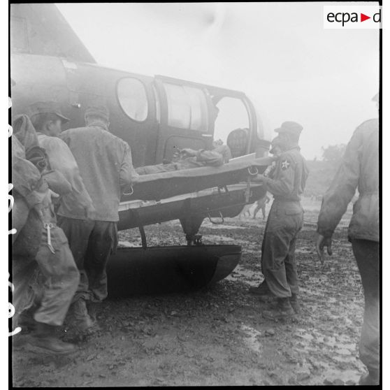 Une évacuation sanitaire par Sikorsky R-5 en Corée.