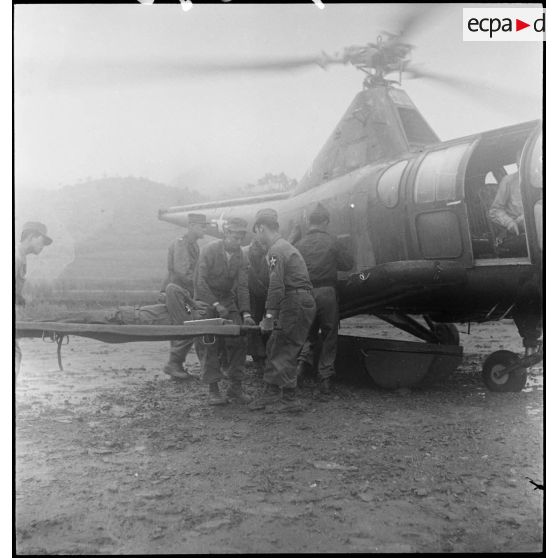 Une évacuation sanitaire par Sikorsky R-5 en Corée.