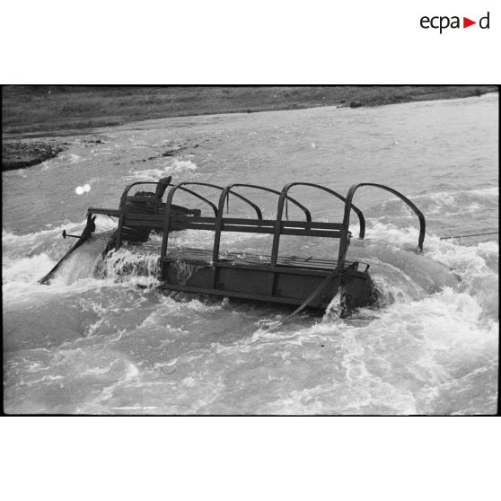 Un camion submergé par les flots pendant la saison des pluies en Corée.