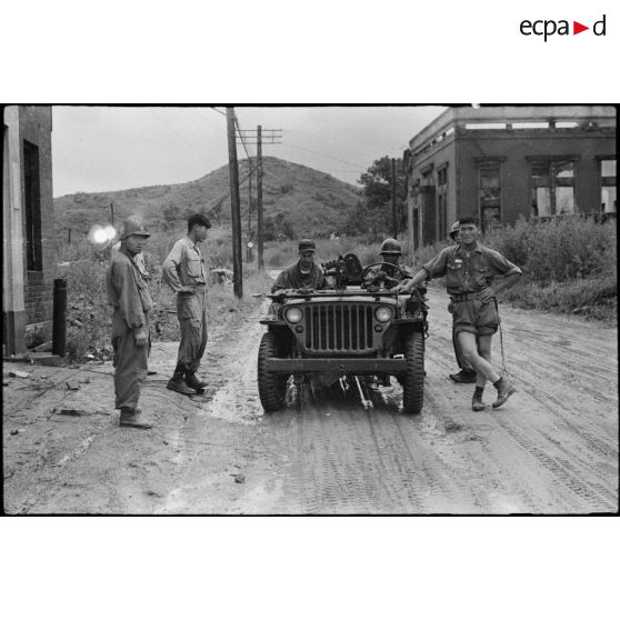 La jeep du correspondant de guerre de la Presse Filmée à Chorwon (Corée).