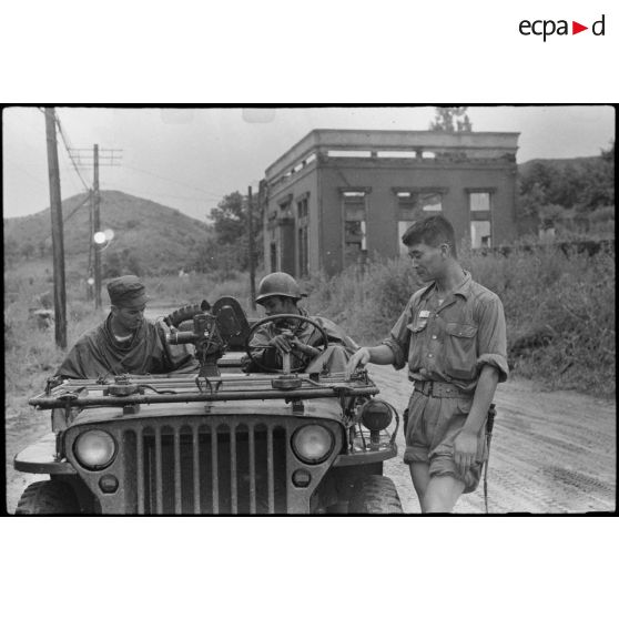 La jeep du correspondant de guerre de la Presse Filmée à Chorwon (Corée).