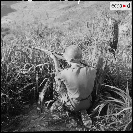 Un tireur d'élite du Bataillon français de l'ONU sur le T-Bone face à l'armée chinoise.