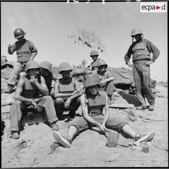 Un groupe de volontaires du Bataillon français de l'ONU portant un gilet blindé.