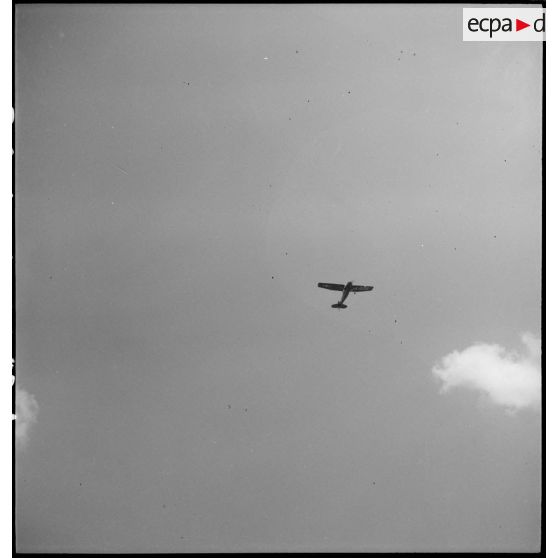 Un avion d'observation et de réglage d'artillerie américain en Corée.