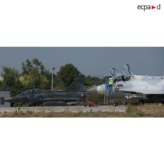 Lors de l'opération Harmattan, sur la base de la Sude en Crète, Mirage 2000D au roulage.