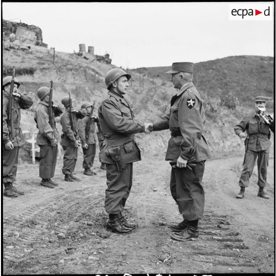 La visite du général américain Fry au Bataillon français de l'ONU en Corée.