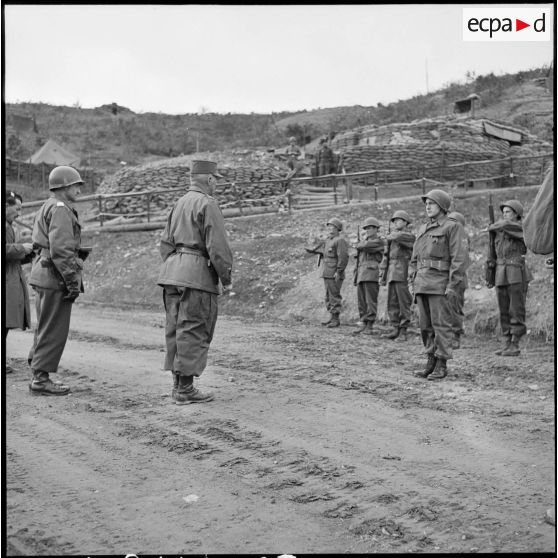 La visite du général américain Fry au Bataillon français de l'ONU en Corée.