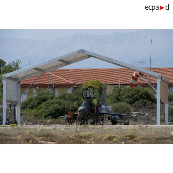 Lors de l'opération Harmattan, sur la base de la Sude en Crète, vérification d'un Mirage 2000D.