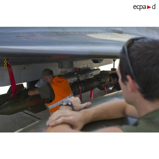 Lors de l'opération Harmattan, sur la base de la Sude en Crète, fixation de bombes à guidage laser (GBU).