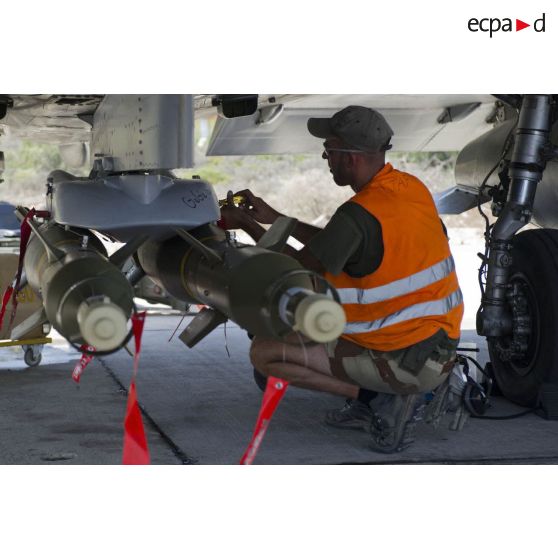 Lors de l'opération Harmattan, sur la base de la Sude en Crète, fixation de bombes à guidage laser (GBU).