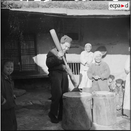 Femmes au travail dans un village coréen.