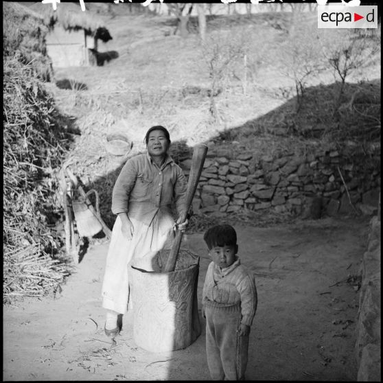 Femme au travail dans un village coréen.