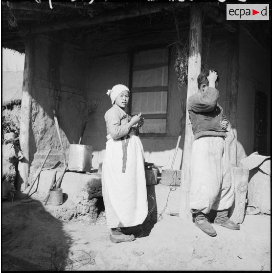 Femme au travail dans un village coréen.