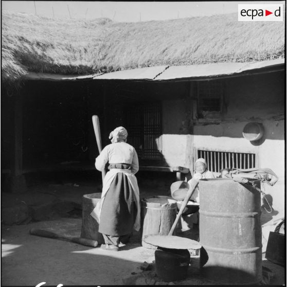 Femme au travail dans un village coréen.