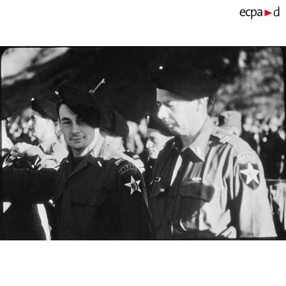 Officiers du Bataillon français de l'ONU (BF ONU) photographiés pendant une remise de décorations en Corée.