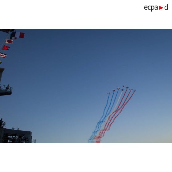 Passage de la patrouille de France au dessus du porte-avions Charles de Gaulle.