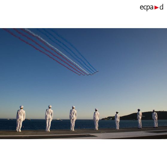 Passage de la patrouille de France au dessus du porte-avions Charles de Gaulle.