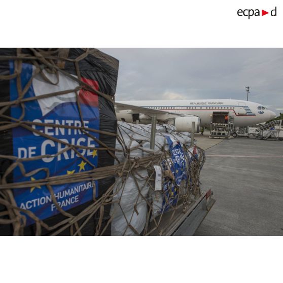 Chargement de fret à bord d'un avion de ligne A310-300 sur l'aéroport de Roissy-Charles-de-Gaulle.