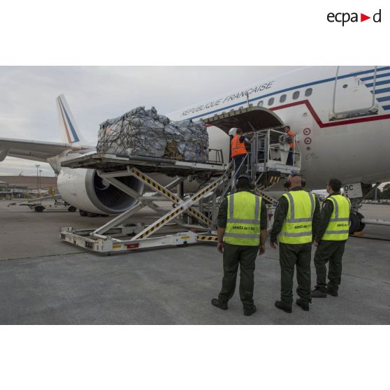 Chargement de fret à bord d'un avion de ligne Airbus A310-300 sur l'aéroport de Roissy-Charles-de-Gaulle.