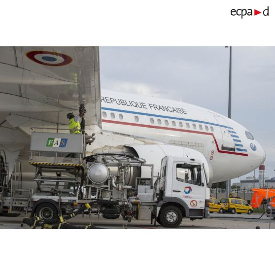 Ravitaillement en carburant d'un avion de ligne Airbus A310-300 sur l'aéroport de Roissy-Charles-de-Gaulle.