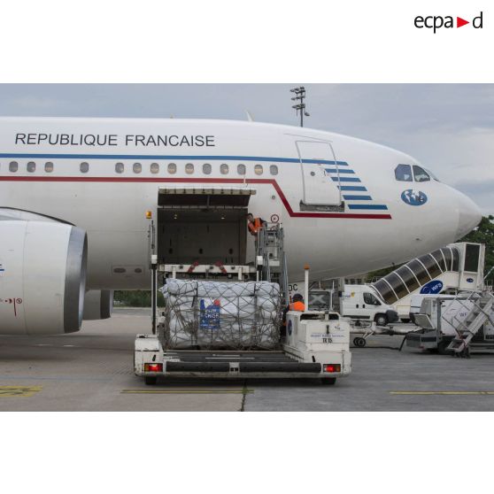 Chargement de fret à bord d'un avion de ligne Airbus A310-300 sur l'aéroport de Roissy-Charles-de-Gaulle.