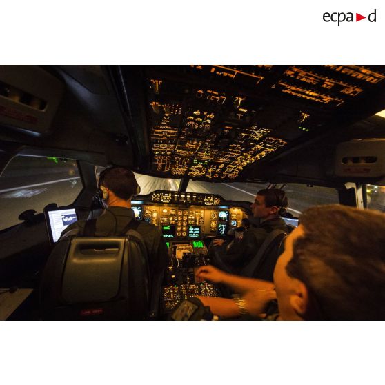 Des pilotes se préparent au décollage d'un avion de ligne Airbus A310-300 sur l'aéroport de Roissy-Charles-de-Gaulle.