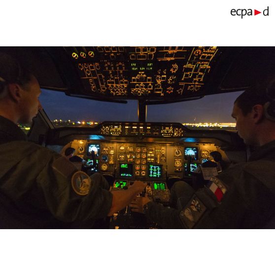 Des pilotes se préparent au décollage d'un avion de ligne Airbus A310-300 sur l'aéroport de Roissy-Charles-de-Gaulle.