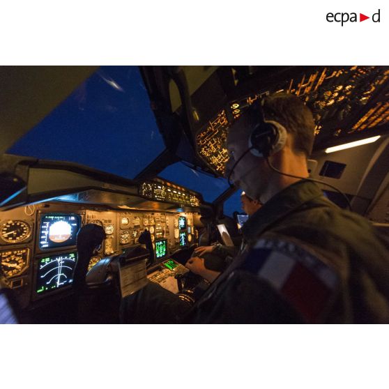 Pilote aux commandes d'un avion de ligne Airbus A310-300 sur l'aéroport de Roissy-Charles-de-Gaulle.