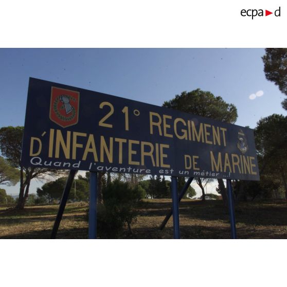 Préparatifs au départ en Afghanistan pour le 21e RIMa (régiment d'infanterie de marine). Panneau d'entrée du camp du 21e RIMa, portant son insigne avec la devise "croche et tient" et le slogan "Duand l'aventure est un métier".